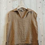 Prachtige linnen zomer blouse met een kraagje en v-hals – kleur BRUIN – maat 40
