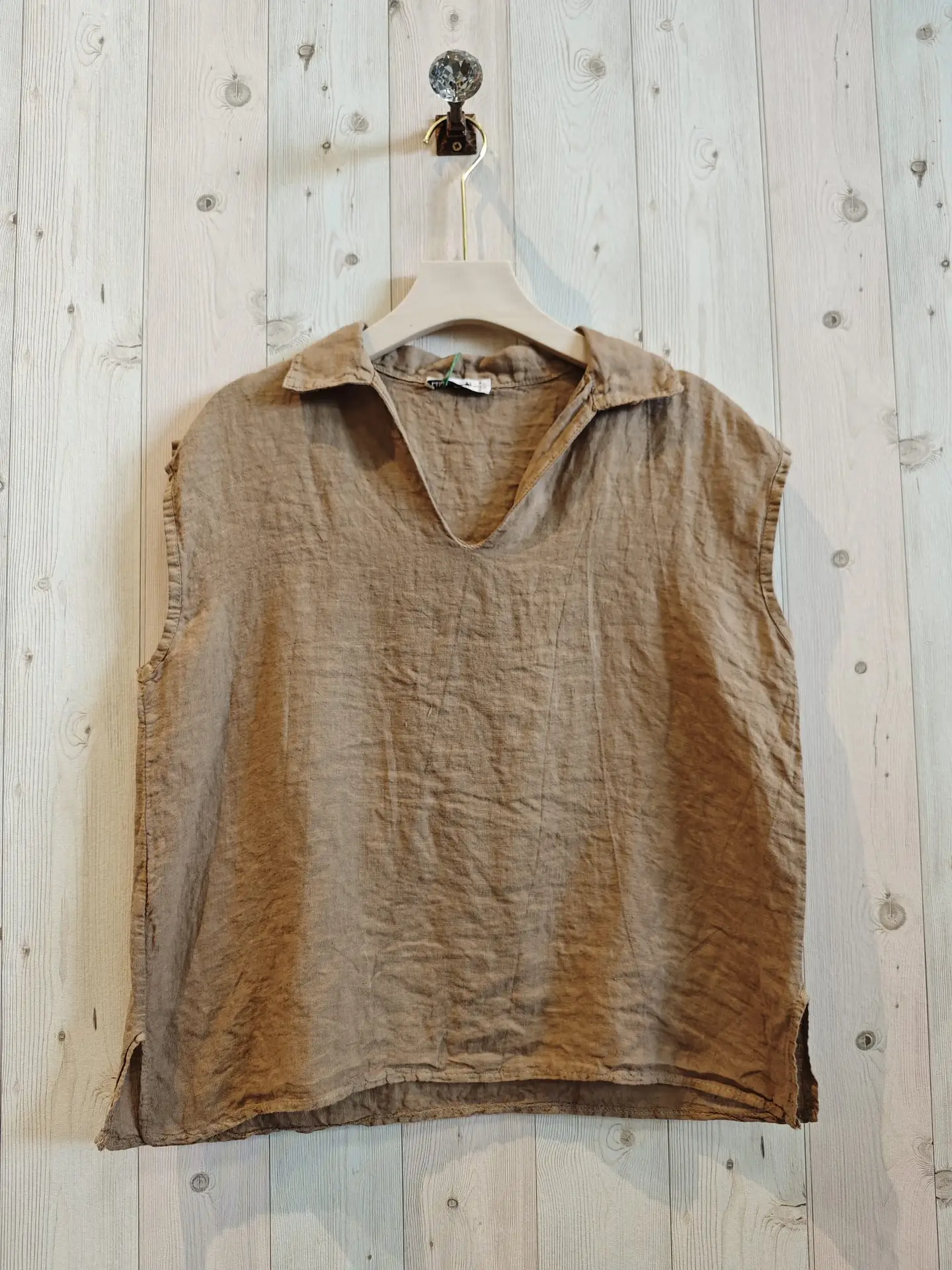 Prachtige linnen zomer blouse met een kraagje en v-hals – kleur BRUIN – maat 40